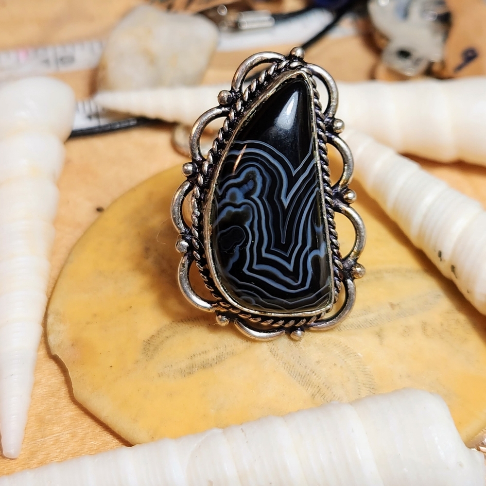 Fabulous, Sleek,Blk Banded Cabochon Ring/White Lines That Make An Abstact Design